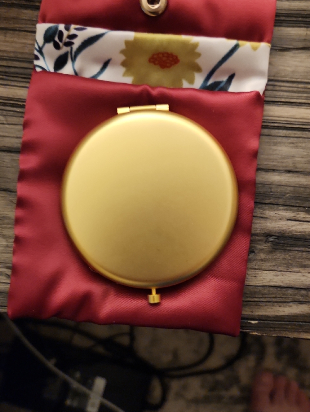 Gucci Floral Compact Mirror Gift With Purchase (GWP) - Picture 4 of 7